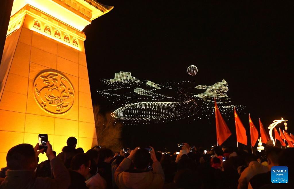 Orang ramai menonton pertunjukan dron di sebuah destinasi peranginan di Dunhuang, provinsi Gansu, barat laut China, 22 Februari 2026. (Foto oleh Gao Hongshan/Xinhua)