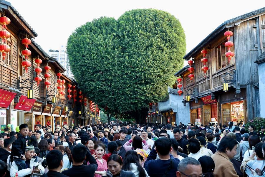 Orang ramai melawat blok sejarah dan budaya “Tiga Jalan, Tujuh Lorong” di Fuzhou, provinsi Fujian, tenggara China, 21 Februari 2026. (Foto oleh Jiang Kehong/Xinhua)
