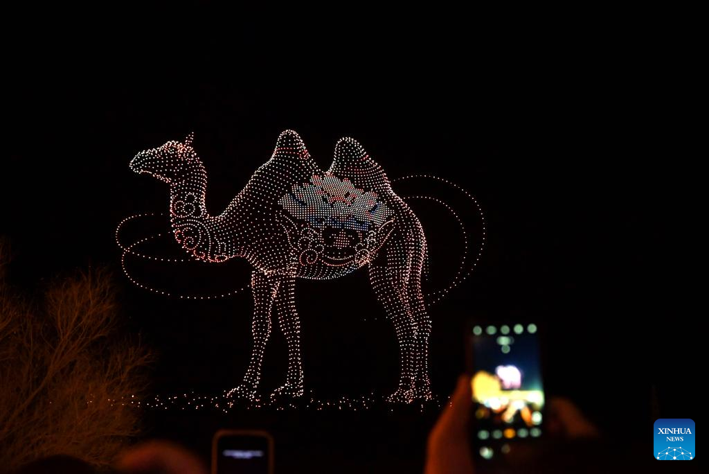 Orang ramai menonton pertunjukan dron di sebuah destinasi peranginan di Dunhuang, provinsi Gansu, barat laut China, 22 Februari 2026. (Foto oleh Gao Hongshan/Xinhua)