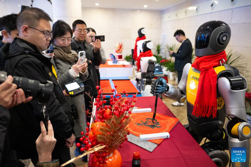 Robot manusia menulis kaligrafi di Wuhan, provinsi Hubei, tengah China, 24 Februari 2026. (Xinhua/Xiao Yijiu)