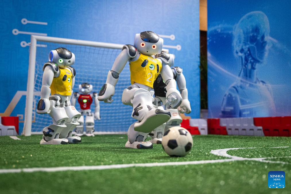 Robot manusia bermain bola sepak di Wuhan, provinsi Hubei, tengah China, 24 Februari 2026. (Xinhua/Xiao Yijiu)