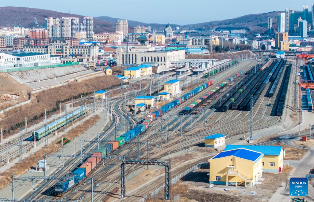 Foto dron pada 25 Februari 2026 ini menunjukkan tren kargo China-Eropah berlepas dari Stesen Kereta Api Suifenhe, provinsi Heilongjiang, timur laut China. (Foto oleh Qu Yiwei/Xinhua)