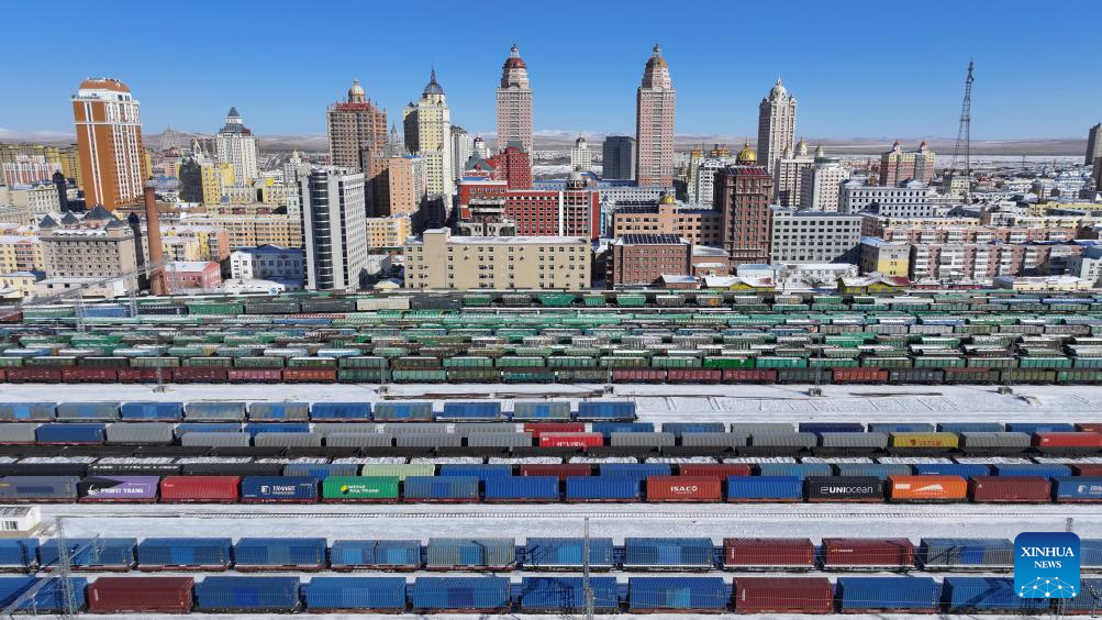 Foto dron pada 26 Februari 2026 ini menunjukkan tren kargo China-Eropah menunggu untuk berlepas dari Stesen Kereta Api Manzhouli di Wilayah Autonomi Mongolia Dalam, utara China. (Foto oleh Huang Xu/Xinhua)