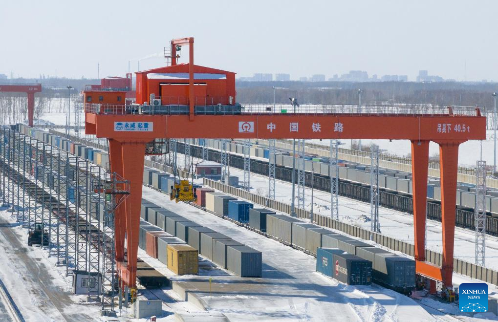 Foto dron pada 26 Februari 2026 ini menunjukkan tren kargo China-Eropah menunggu muatan dipunggah di Stesen Kereta Api Utara Tongjiang, provinsi Heilongjiang, timur laut China. (Foto oleh Wu Yunan/Xinhua)