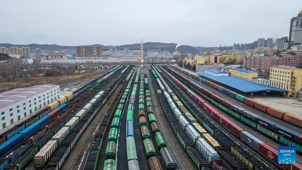 Foto dron pada 26 Februari 2026 ini menunjukkan tren kargo China-Eropah menunggu muatan dipunggah di Stesen Kereta Api Suifenhe, provinsi Heilongjiang, timur laut China. (Foto oleh Qu Yiwei/Xinhua)