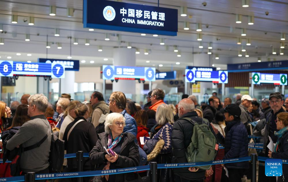 Penumpang beratur untuk prosedur imigresen di Pelabuhan Asal Persiaran Antarabangsa Tianjin, utara China, 3 Mac 2026. (Xinhua/Sun Fanyue)