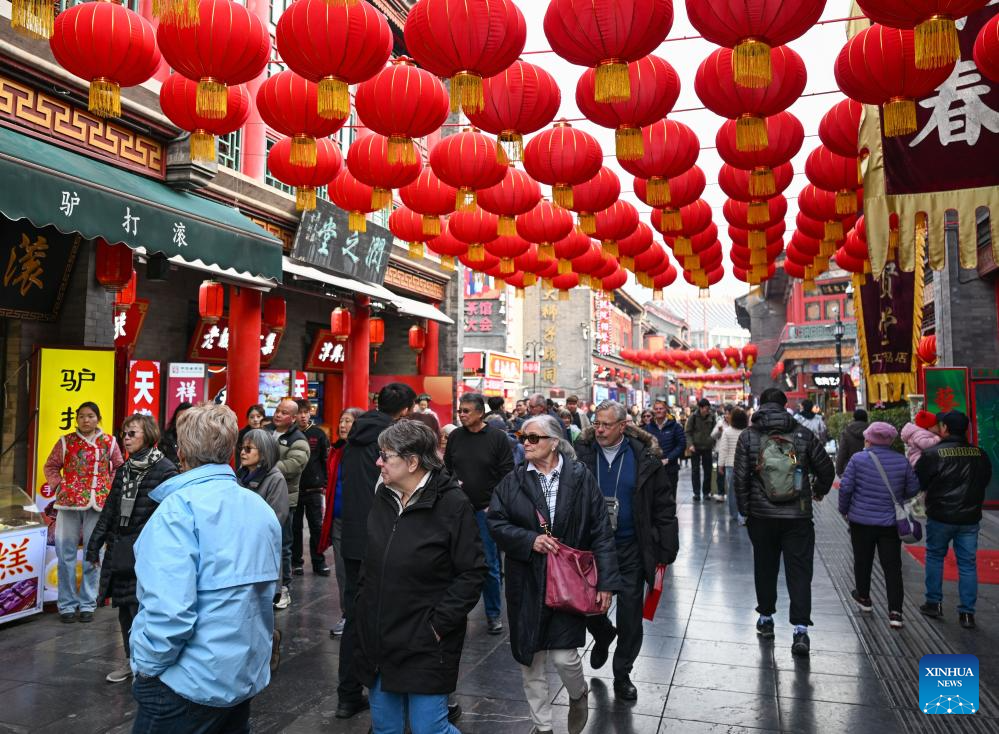 Pelancong dari luar melawat sebuah jalan budaya purba di Tianjin, utara China, 3 Mac 2026. (Xinhua/Sun Fanyue)
