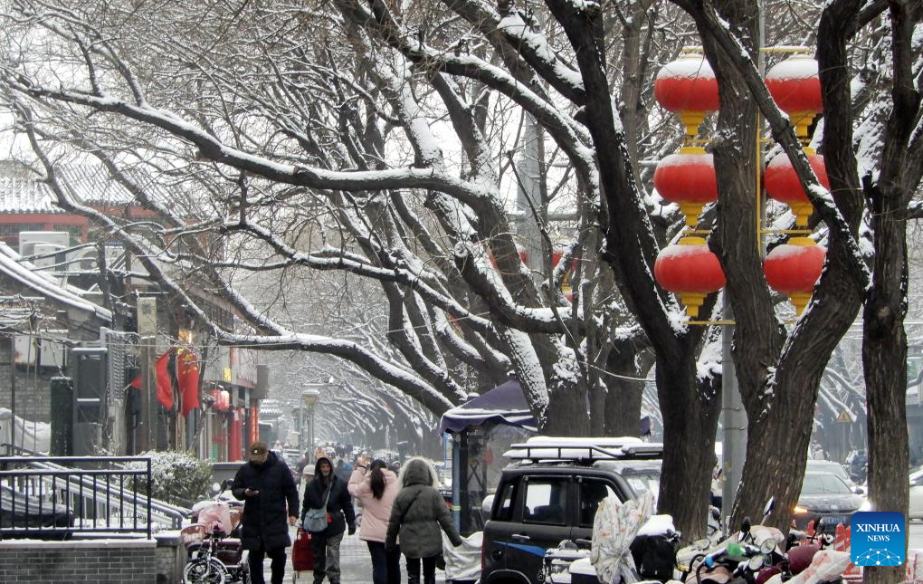 Penduduk berjalan-jalan di Beijing, ibu negara China, 5 Mac 2026. (Xinhua/Li Xin)