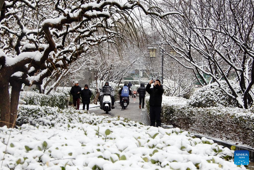 Penduduk berjalan-jalan di Beijing, ibu negara China, 5 Mac 2026. (Xinhua/Li Xin)