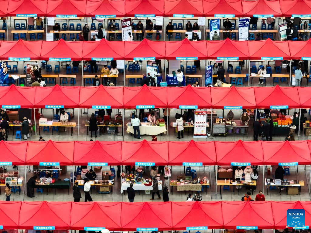 Foto dron pada 8 Mac 2026 ini menunjukkan sebuah pameran kerjaya khusus untuk wanita di bandar Jiyuan, provinsi Henan, tengah China. (Foto oleh Miao Qiunao/Xinhua)