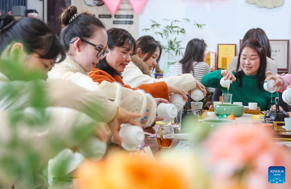 Pekerja wanita menghadiri acara menggubah bunga di sebuah sekolah rendah di bandar Jurong, provinsi Jiangsu, timur China, 8 Mac 2026. (Foto oleh Zhong Xueman/Xinhua)