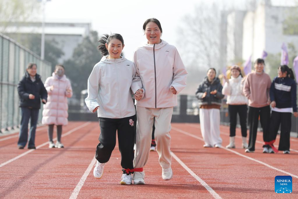 Para wanita menyertai pertandingan sukan yang menyeronokkan di bandar Jiaozuo, provinsi Henan, tengah China, 8 Mac 2026. (Foto oleh Xu Hongxing /Xinhua)