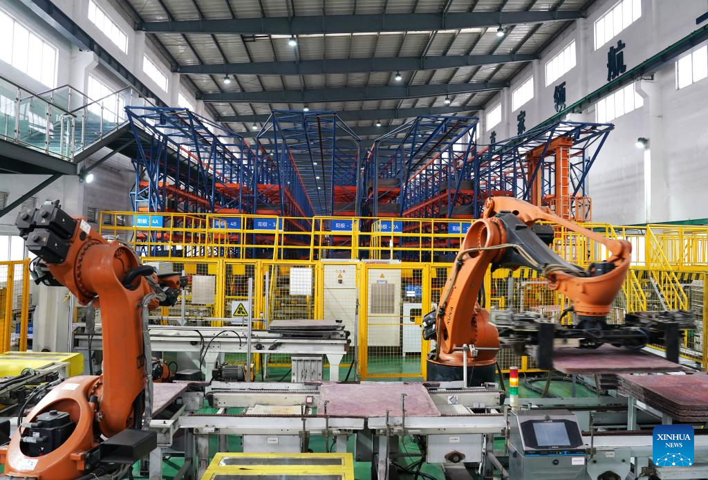 Lengan robotik memindahkan plat tembaga di bengkel elektrolisis pintar Guixi Smelter di bandar Yingtan, provinsi Jiangxi, timur China, 21 Januari 2026. (Xinhua/Wan Xiang)