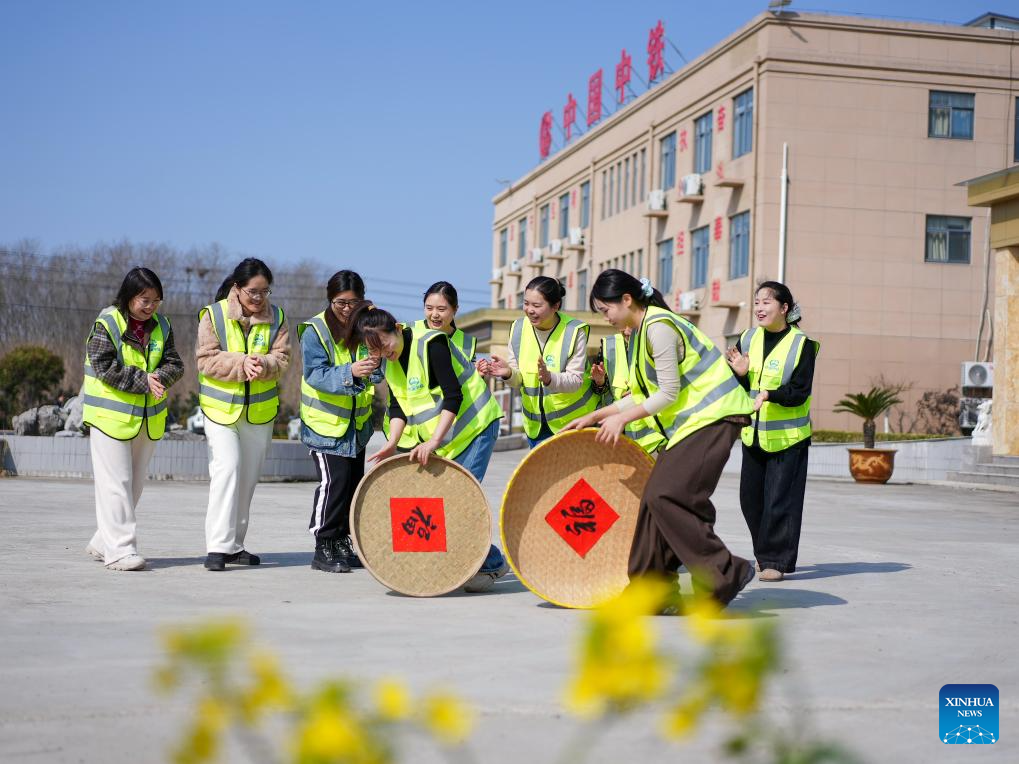 Para wanita menyertai pertandingan sukan yang menyeronokkan di bandar Xinghua, provinsi Jiangsu, timur China, 8 Mac 2026. (Foto oleh Zhou Shegen/Xinhua)
