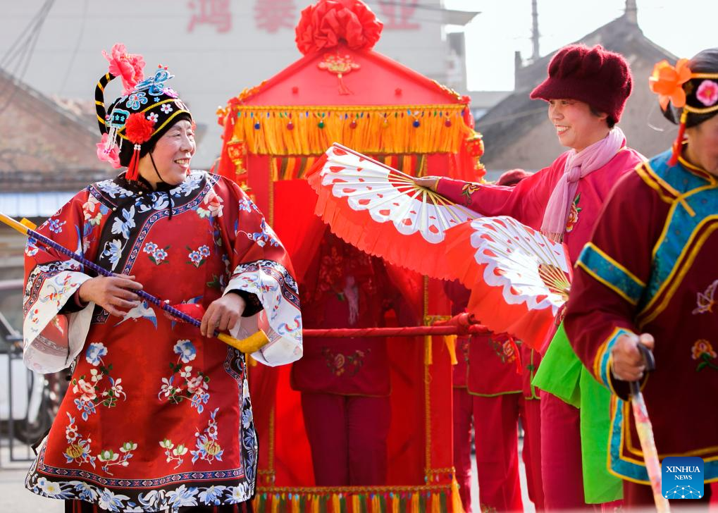 Penduduk kampung membuat persembahan sempena Hari Wanita Antarabangsa di kaunti Bo’ai, bandar Jiaozuo, provinsi Henan, tengah China, 8 Mac 2026. (Foto oleh Cheng Quan/Xinhua)