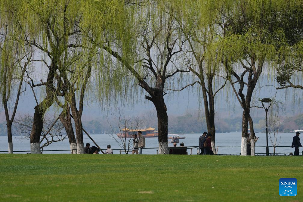 Pelancong bersiar-siar di tepi pokok willow di kawasan peranginan Tasik Barat di Hangzhou, provinsi Zhejiang, timur China, 11 Mac 2026. (Xinhua/Huang Zongzhi)