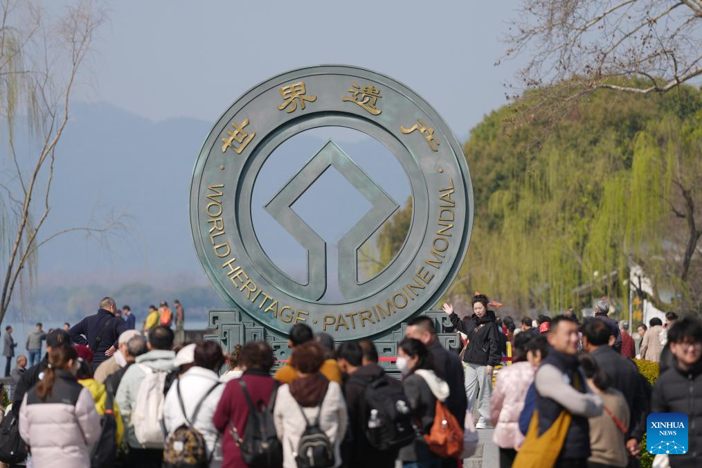 Pelancong melawat kawasan peranginan Tasik Barat di Hangzhou, provinsi Zhejiang, timur China, 11 Mac 2026. (Xinhua/Huang Zongzhi)