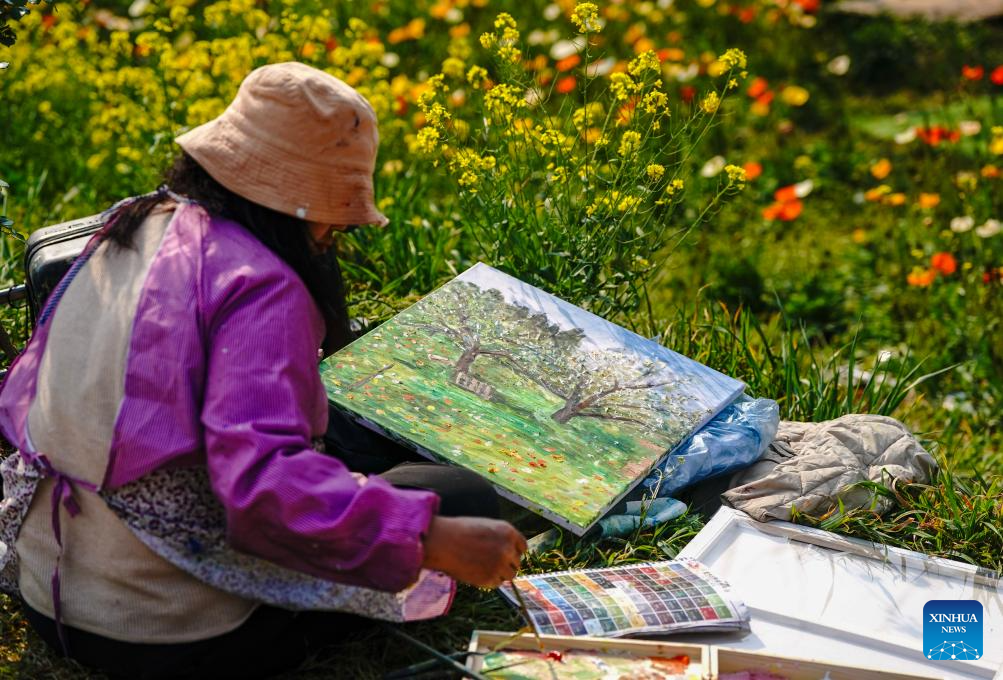 Seorang pelawat melukis gambar alam semula jadi di sebuah kawasan berpemandangan indah di Kunming, provinsi Yunnan, barat daya China, 10 Mac 2026. (Xinhua/Chen Xinbo)