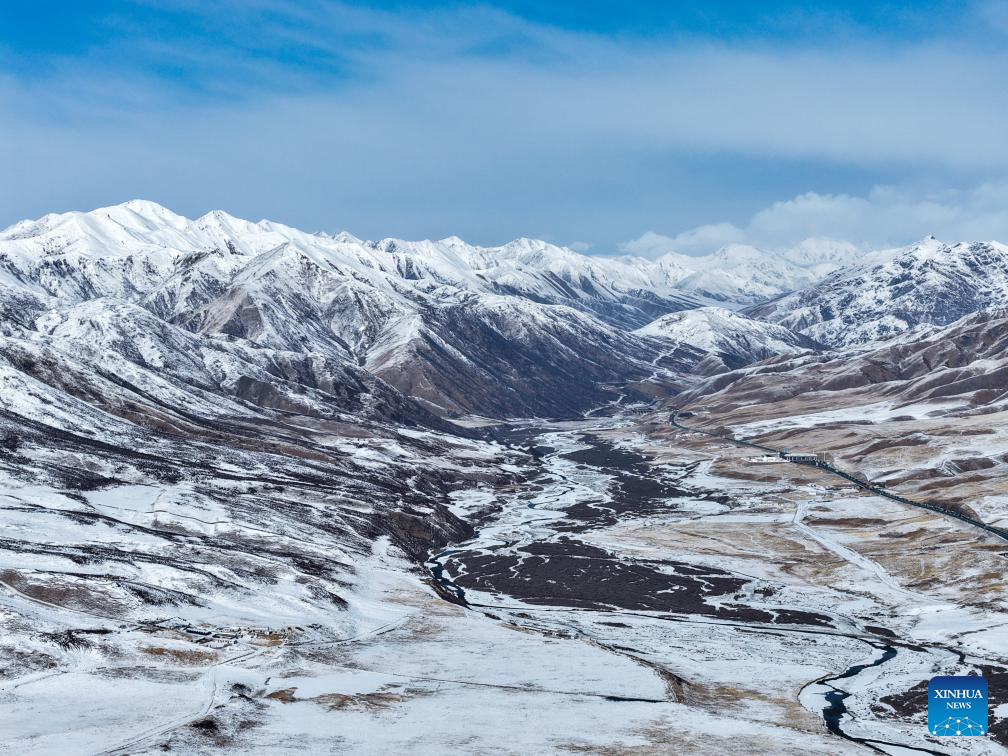 Foto dron yang diambil pada 15 Mac 2026 ini memaparkan pemandangan salji di kaunti Maqen, kawasan autonomi Tibet Golog, di provinsi Qinghai, barat laut China. Gunung-gunung dilitupi salji tersergam indah di bawah langit biru cerah, pemandangan yang cukup menakjubkan. (Xinhua/Zhang Long)