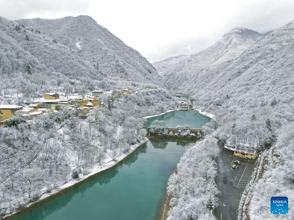 Foto dron bertarikh 18 Mac 2026 ini memaparkan pemandangan selepas salji turun di kawasan peranginan Guan’egou di kaunti Dangchang, bandar Longnan, provinsi Gansu, barat laut China. (Foto oleh Liu Hui/Xinhua)