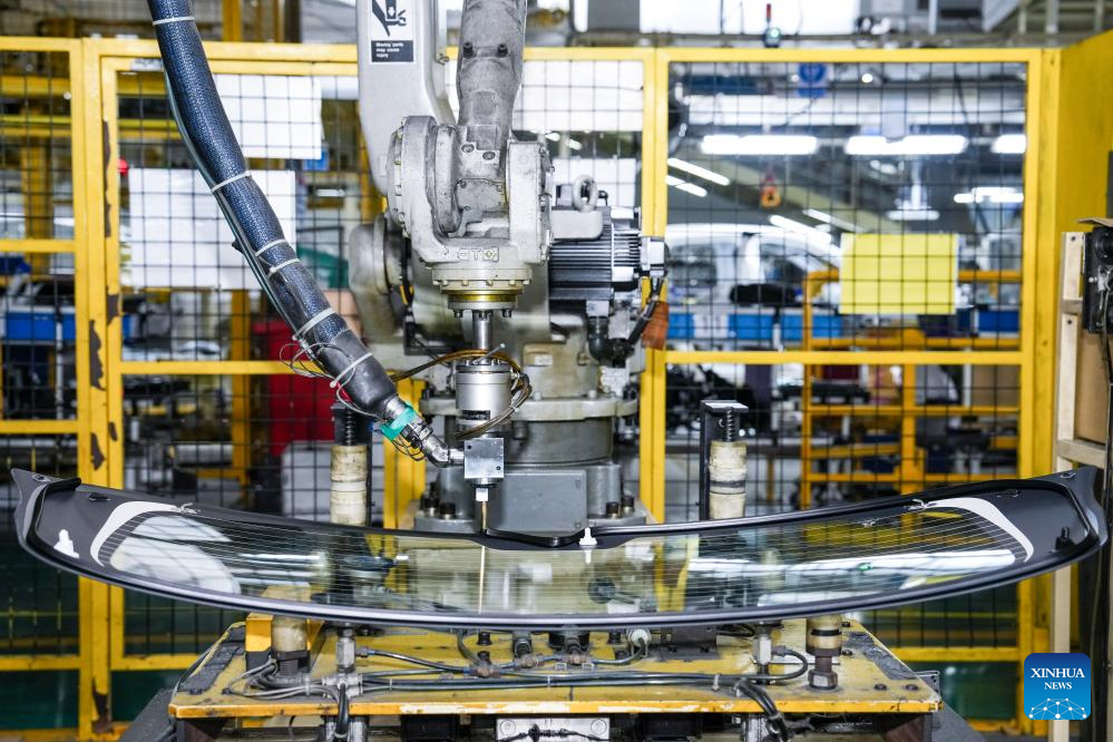 Sebuah lengan robotik bertugas di talian pengeluaran sebuah bengkal Changan Mazda di Nanjing, provinsi Jiangsu, timur China, 17 Mac 2026. (Xinhua/Li Bo)