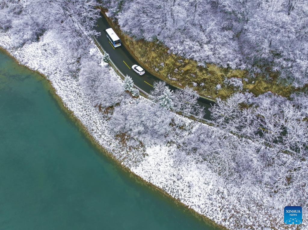 Foto dron bertarikh 18 Mac 2026 ini memaparkan pemandangan selepas salji turun di kawasan peranginan Guan’egou di kaunti Dangchang, bandar Longnan, provinsi Gansu, barat laut China. (Foto oleh Liu Hui/Xinhua)
