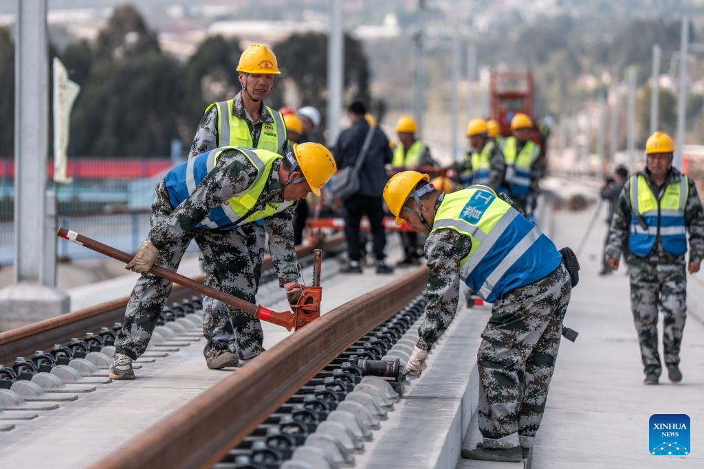 Pekerja sedang menjalankan kerja-kerja pemasangan trek di tapak pembinaan kereta api laju Chongqing-Kunming di kaunti Songming, Kunming, provinsi Yunnan, barat daya China, 18 Mac 2026. (Xinhua/Hu Chao)