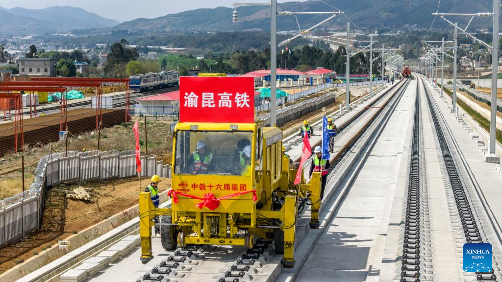 Foto dron bertarikh 18 Mac 2026 ini menunjukkan kerja-kerja pemasangan trek di tapak pembinaan kereta api laju Chongqing-Kunming di kaunti Songming, Kunming, provinsi Yunnan, barat daya China. (Xinhua/Hu Chao)