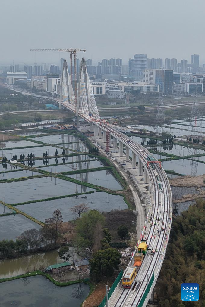 Foto dron bertarikh 22 Mac 2026 ini menunjukkan tapak pembinaan Kereta Api Subbandar Hangzhou-Deqing di provinsi Zhejiang, timur China. (Xinhua/Huang Zongzhi)