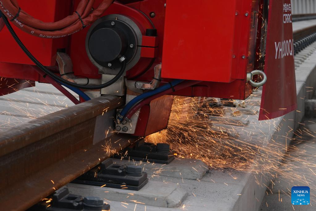 Sebuah alat kimpal temu kilat kuasa baharu untuk pelbagai senario digunakan di tapak pembinaan Kereta Api Subbandar Hangzhou-Deqing di provinsi Zhejiang, timur China, 22 Mac 2026. (Xinhua/Huang Zongzhi)