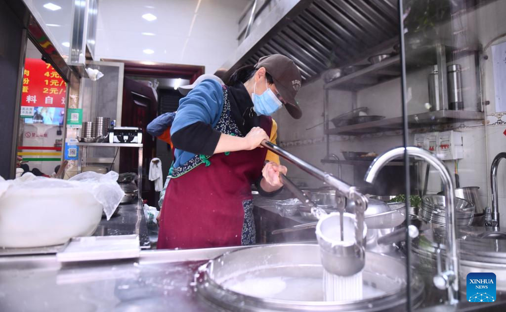 Seorang pekerja membuat bihun Shengzha di sebuah restoran di kaunti autonomi Yao Dahua, bandar Hechi, wilayah autonomi Zhuang Guangxi, selatan China, 21 Mac 2026. (Xinhua/Huang Xiaobang)