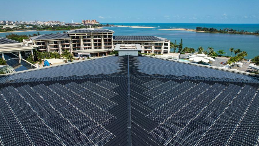 Foto dron bertarikh 19 Mac 2026 ini menunjukkan alat fotovolta di atas atap Pusat Persidangan Antarabangsa Forum Asia Boao (BFA) dan hotel BFA di zon demonstrasi karbon sifar Boao, provinsi Hainan, selatan China. (Xinhua/Yang Guanyu)