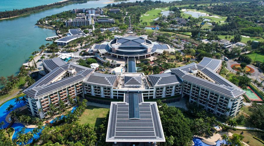 Foto dron bertarikh 19 Mac 2026 ini menunjukkan alat fotovolta di atas atap Pusat Persidangan Antarabangsa Forum Asia Boao (BFA) dan hotel BFA di zon demonstrasi karbon sifar Boao, provinsi Hainan, selatan China. (Xinhua/Yang Guanyu)