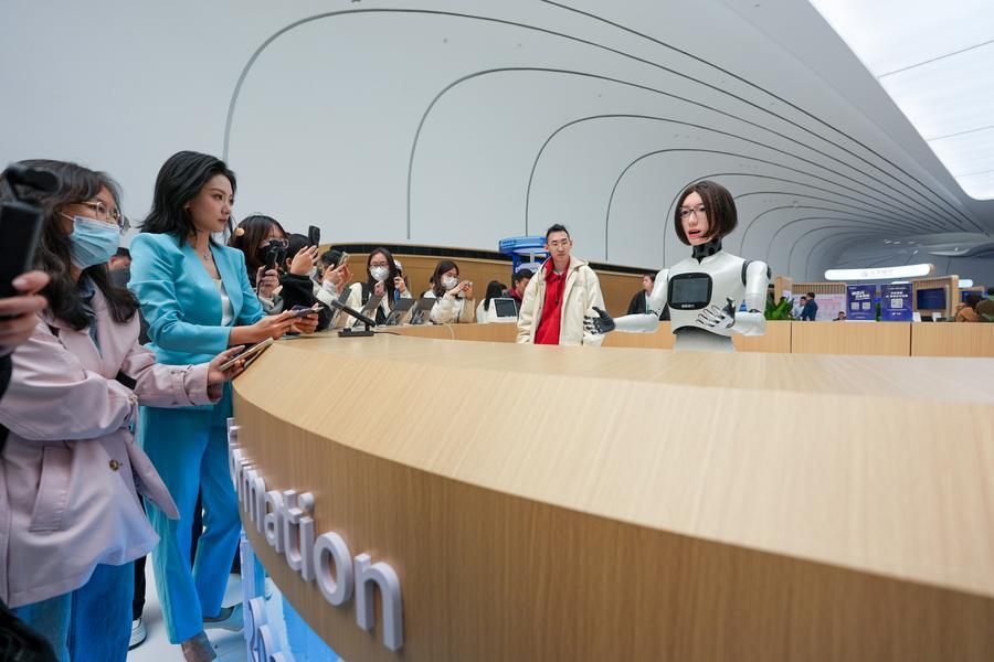 Sebuah robot manusia (kanan) memperkenalkan diri di meja penerangan Pusat Inovasi Antarabngsa Zhongguancun di Beijing, ibu kota China, 24 Mac 2026. (Xinhua/Ju Huanzong)