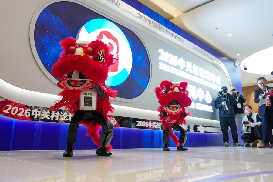 Robot manusia membuat persembahan tarian singa di pusat media Forum Zhongguancun 2026 di Beijing, ibu kota China, 24 Mac 2026. (Xinhua/Ju Huanzong)