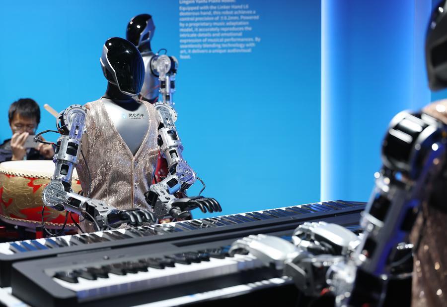 Sebuah robot manusia bermain alat muzik di pusat media Forum Zhongguancun 2026 di Beijing, ibu kota China, 24 Mac 2026. (Xinhua/Zhang Chenlin)