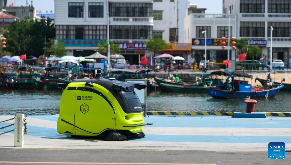 Sebuah robot pencuci pintar berkhidmat di pekan Tanmen, bandar Qionghai, provinsi Hainan, selatan China, 25 Mac 2026. (Xinhua/Yang Guanyu)
