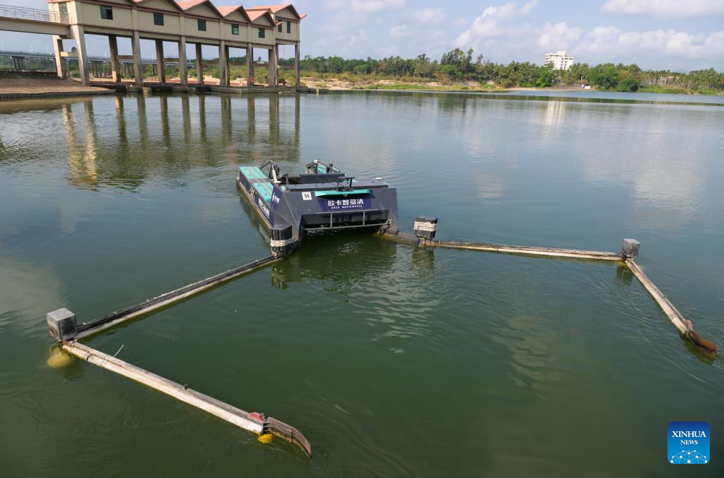 Sebuah alat sanitasi air pintar tanpa manusia berkhidmat di sungai Wanquan, bandar Qionghai, provinsi Hainan, selatan China, 25 Mac 2026. (Xinhua/Yang Guanyu)