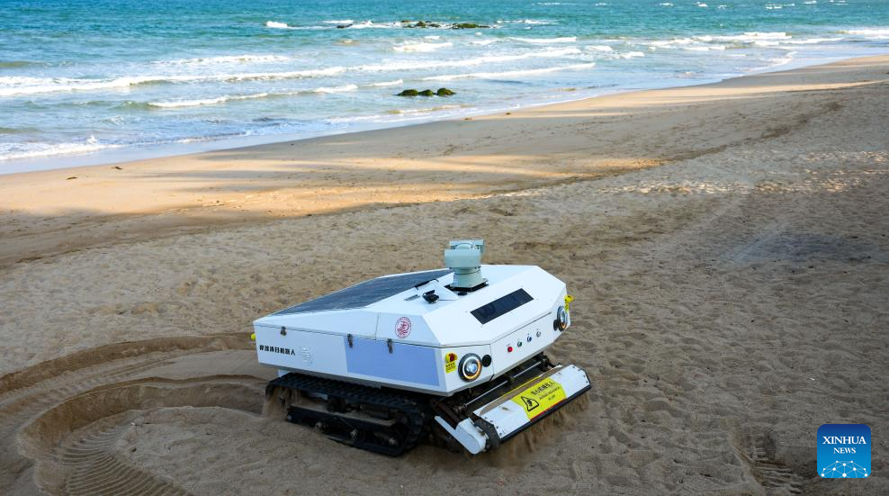 Sebuah robot pencuci pantai berkhidmat di pekan Boao, bandar Qionghai, provinsi Hainan, selatan China, 23 Mac 2026. (Xinhua/Yang Guanyu)