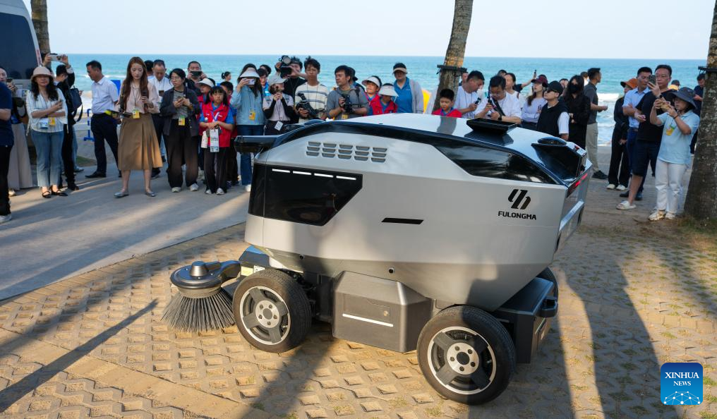 Sebuah robot pencuci pintar berkhidmat di pekan Boao, bandar Qionghai, provinsi Hainan, selatan China, 23 Mac 2026. (Xinhua/Yang Guanyu)