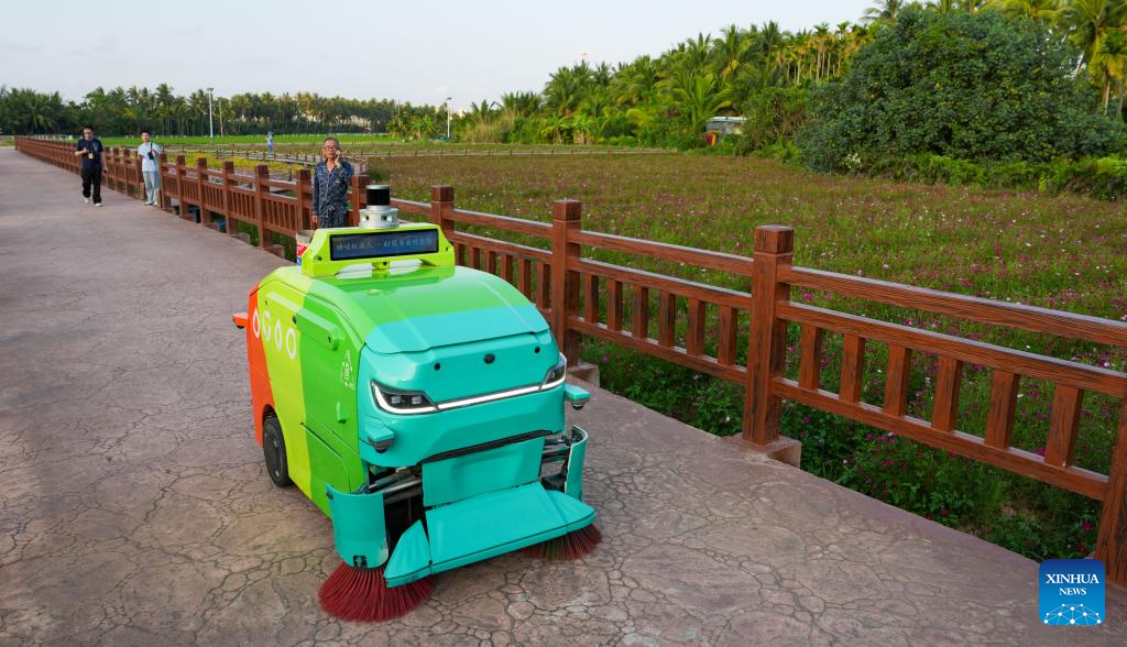 Sebuah robot pencuci pintar berkhidmat di pekan Boao, bandar Qionghai, provinsi Hainan, selatan China, 23 Mac 2026. (Xinhua/Yang Guanyu)