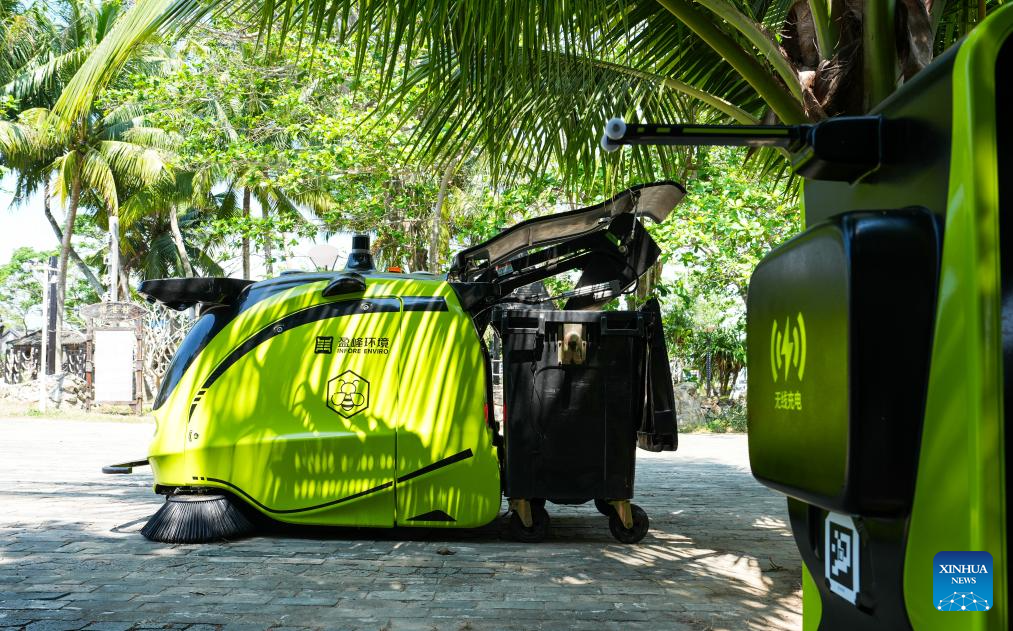 Sebuah robot pencuci pintar berkhidmat di pekan Tanmen, bandar Qionghai, provinsi Hainan, selatan China, 25 Mac 2026. (Xinhua/Yang Guanyu)