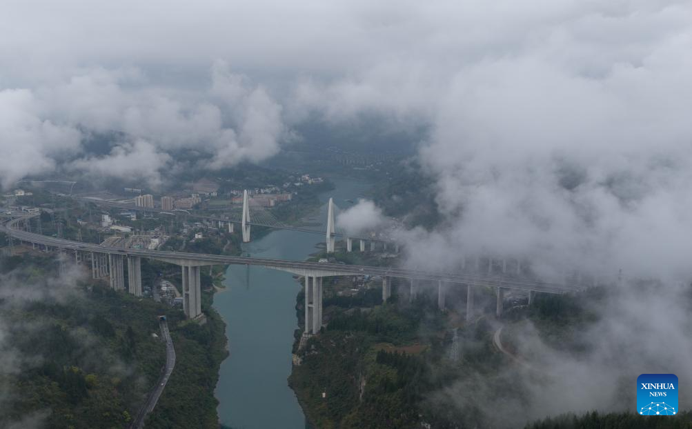 Foto dron pada 26 Mac 2026 ini menunjukkan pemandangan daerah Wulong yang diselubungi kabut dan awan, di bandar Chongqing, barat daya China. (Xinhua/Chen Cheng)