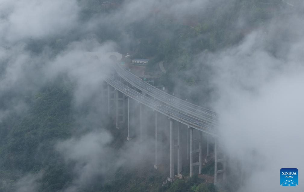 Foto dron pada 26 Mac 2026 ini menunjukkan pemandangan daerah Wulong yang diselubungi kabut dan awan, di bandar Chongqing, barat daya China. (Xinhua/Chen Cheng)