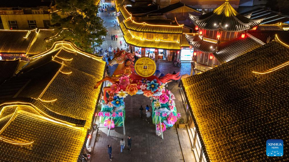 Foto dron menunjukkan orang melawat kota purba Huize di bandar Qujing, provinsi Yunnan, barat daya China, 25 Mac 2026. (Xinhua/Peng Yikai)