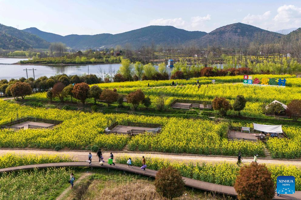 Pelancong melawat sebuah tempat peranginan di kampung Huangtang, bandar Hanzhong, provinsi Shaanxi, barat laut China, 27 Mac 2026. (Xinhua/Zou Jingyi)