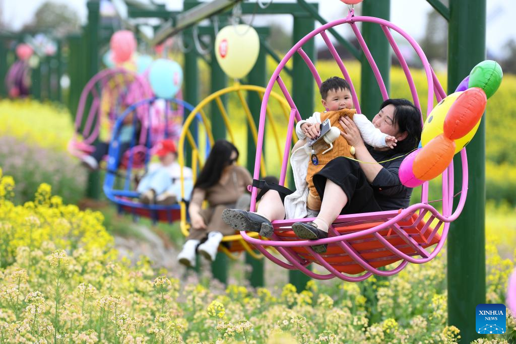 Pelancong menaiki kereta kabel di sebuah tempat peranginan di kampung Huangtang, bandar Hanzhong, provinsi Shaanxi, barat laut China, 27 Mac 2026. (Xinhua/Zou Jingyi)