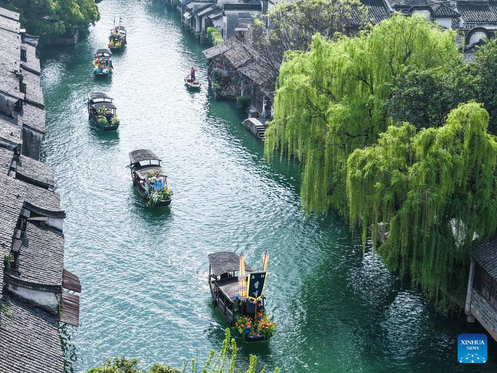 Foto dron bertarikh 1 April 2026 ini menunjukkan sebuah bot pada pesta rakyat di Wuzhen, bandar Tongxiang, provinsi Jiangsu, timur China. (Xinhua/Xu Yu)