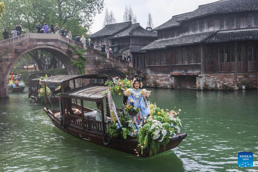Perarakan bot pada pesta rakyat di Wuzhen, bandar Tongxiang, provinsi Jiangsu, timur China, 1 April 2026. (Xinhua/Xu Yu)