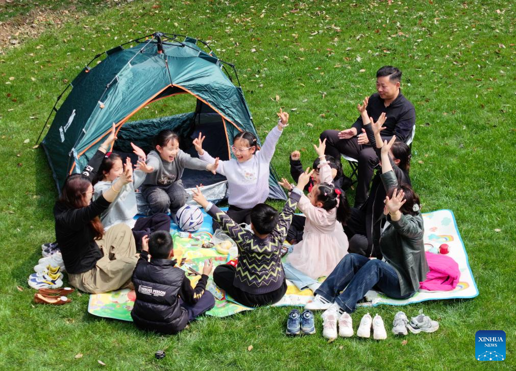 Foto dron pada 1 April 2026 menunjukkan kanak-kanak menghabiskan cuti musim bunga dengan gembira bersama keluarga di Jurong, provinsi Jiangsu, timur China. (Ji Chunpeng/Xinhua) 